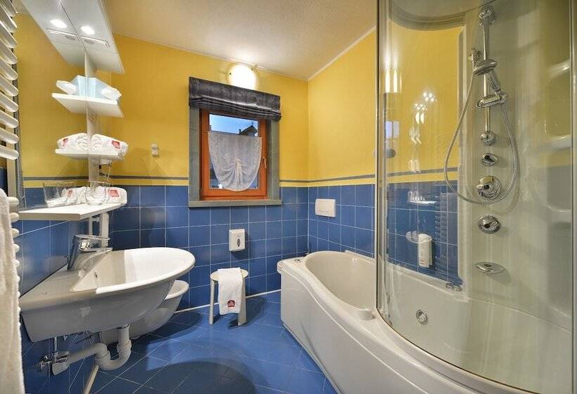 اتاق سوپریور با چشم‌انداز کوهستان, Astra