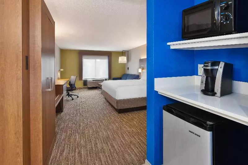 キングサイズベッドのスイートルーム, Holiday Inn Express & Suites Chesapeake, An Ihg