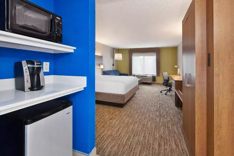 キングサイズベッドのスイートルーム, Holiday Inn Express & Suites Chesapeake, An Ihg