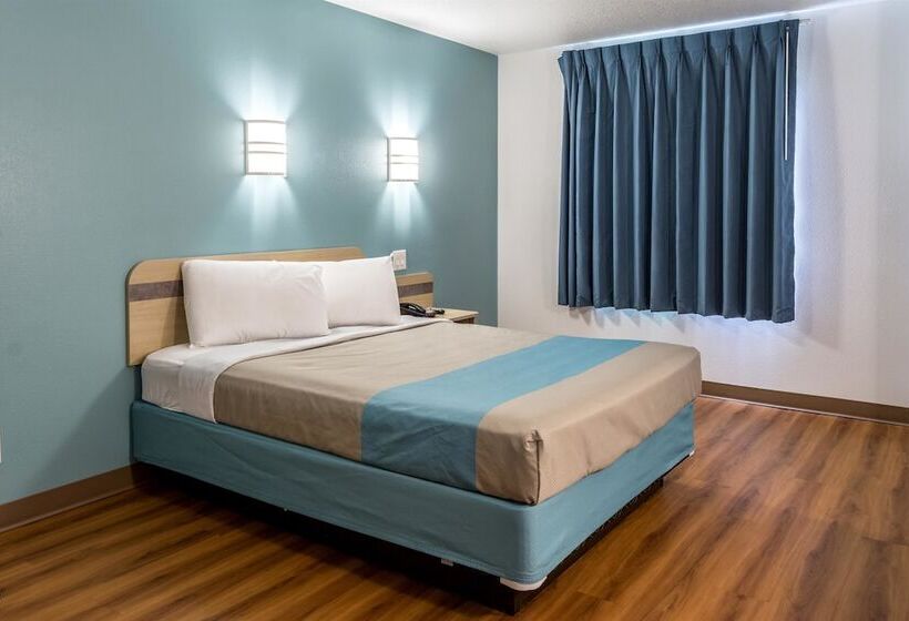 اتاق دلوکس مخصوص معلولین, Motel 6 Lincoln City, Or