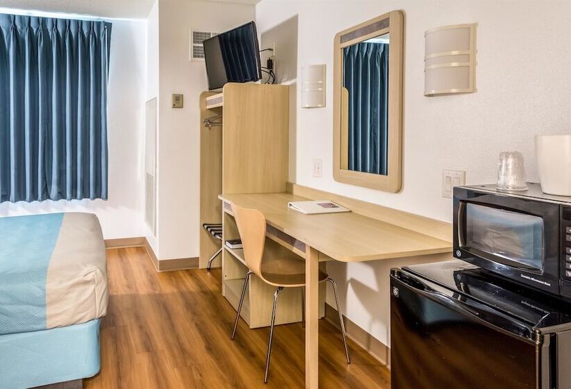 اتاق دلوکس مخصوص معلولین, Motel 6 Lincoln City, Or