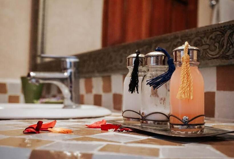 سوییت جونیور, Riad Nora