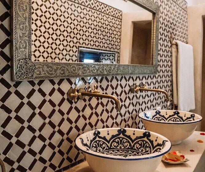 سوئیت سینیور, Riad Nora