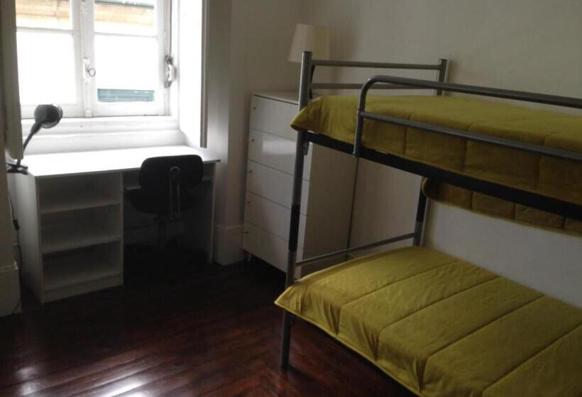 스탠다드 4인용 룸 공용 욕실, Covilhã Hostel