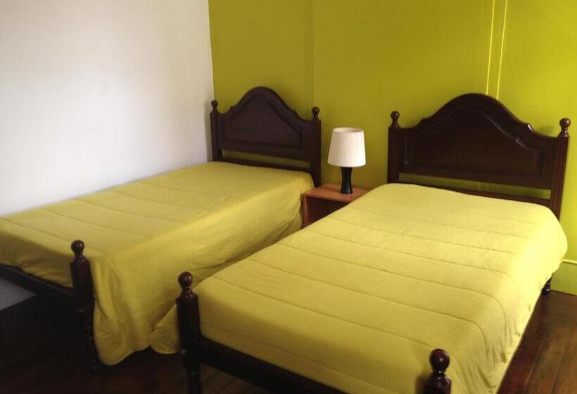 스탠다드 4인용 룸 공용 욕실, Covilhã Hostel