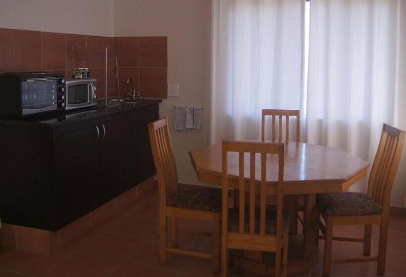 חדר משפחתי, The Fever Tree Guest House