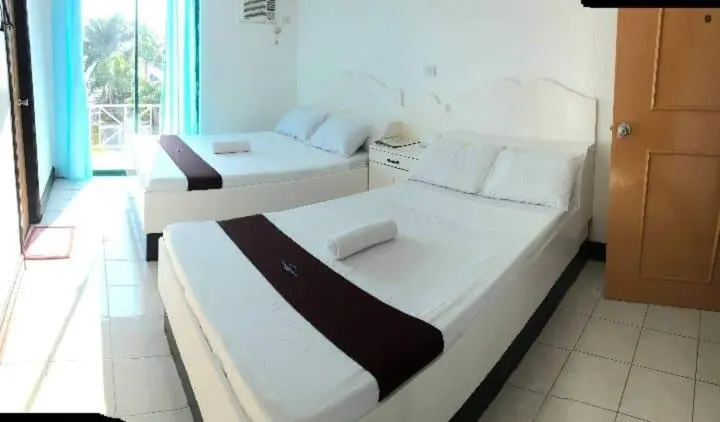 バルコニー付きデラックスルーム, The Waterfront Beach Resort