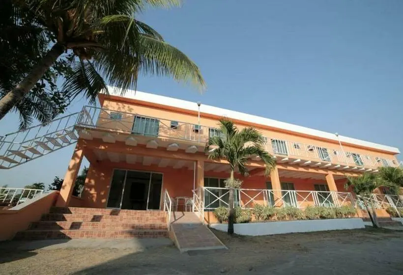 バルコニー付きデラックスルーム, The Waterfront Beach Resort