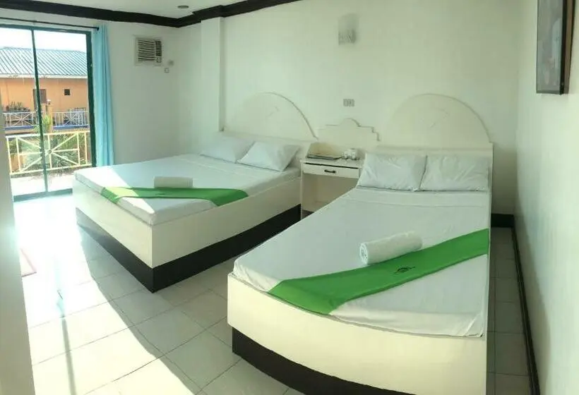 バルコニー付きデラックスルーム, The Waterfront Beach Resort