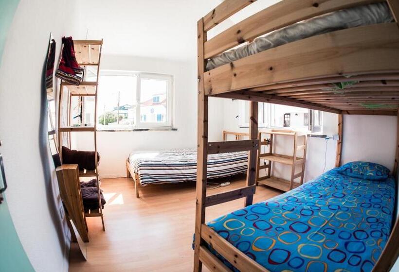 سرير فى غرفة مشتركه, Native Surfhouse