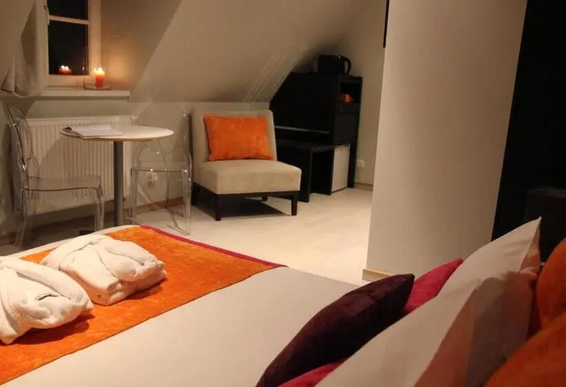 Standard-huone Allasnäkymä, B&b L Orangerie