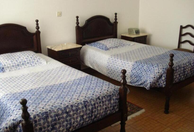 غرفة قياسية ثلاثية, Lobateira Villas