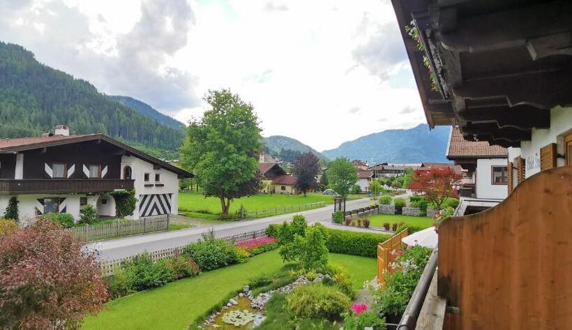 غرفة قياسية مزوَّدة بشُرفة, Chalet Tirol Waidring