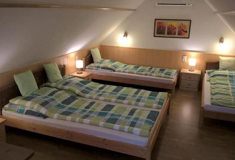 Дом 1 Спальня, Cseresznyevirág Vendégházak