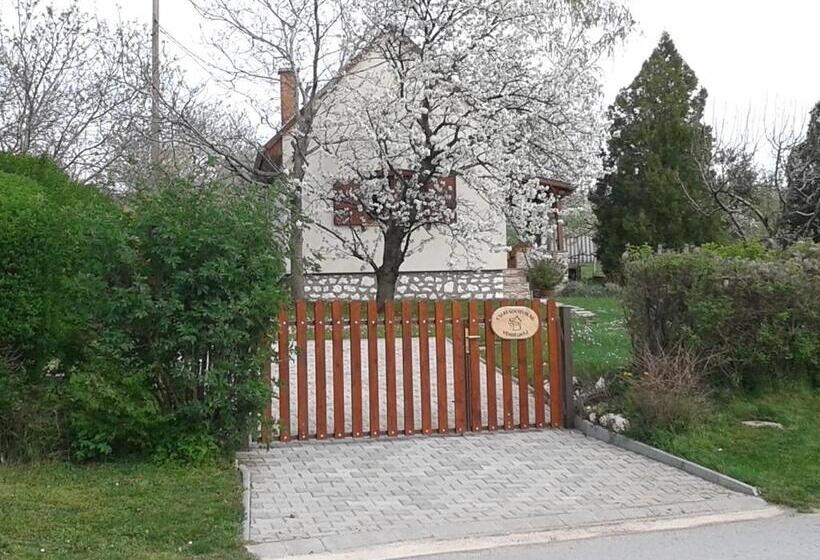 Дом 1 Спальня, Cseresznyevirág Vendégházak