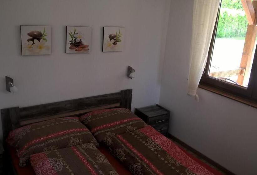 Вилла с 1 спальней и бассейном, Cseresznyevirág Vendégházak