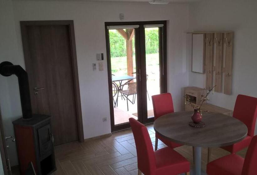 Вилла с 1 спальней и бассейном, Cseresznyevirág Vendégházak