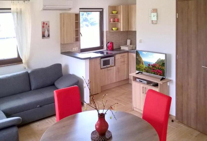 Вилла с 1 спальней и бассейном, Cseresznyevirág Vendégházak