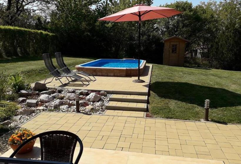 Вилла с 1 спальней и бассейном, Cseresznyevirág Vendégházak