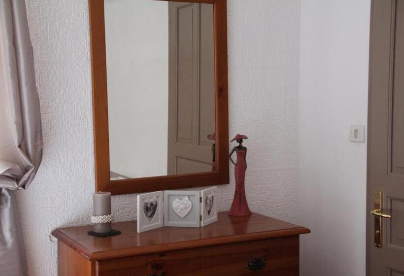 Apartamento 1 Dormitório com Vistas, Maison Perron Cir  Vda Lathuile N0062