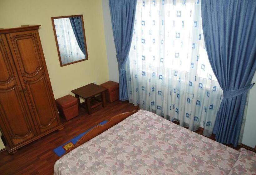 Апартаменты 3 Спальни, Pensiunea Lory