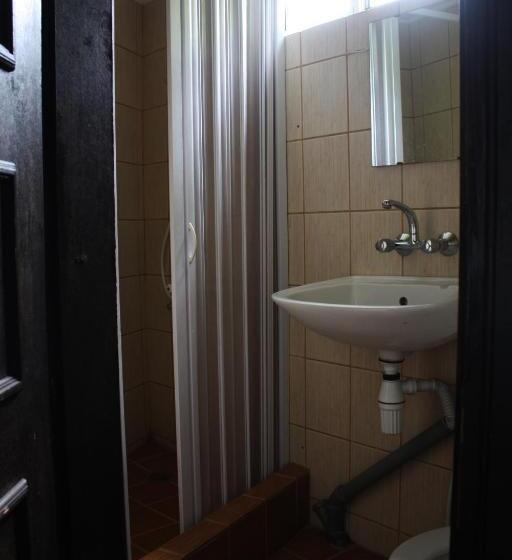 اتاق استاندارد با سرویس بهداشتی مشترک, Hikers Hostel