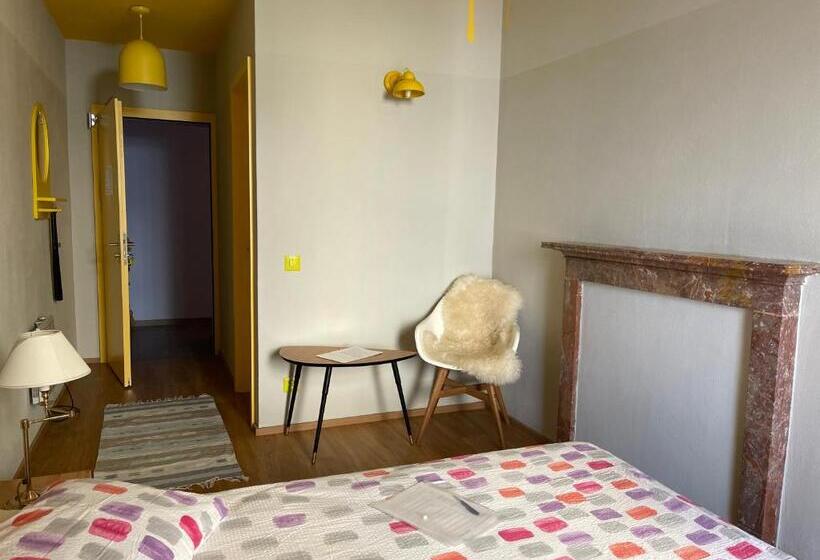 标准间, Pardo Bar