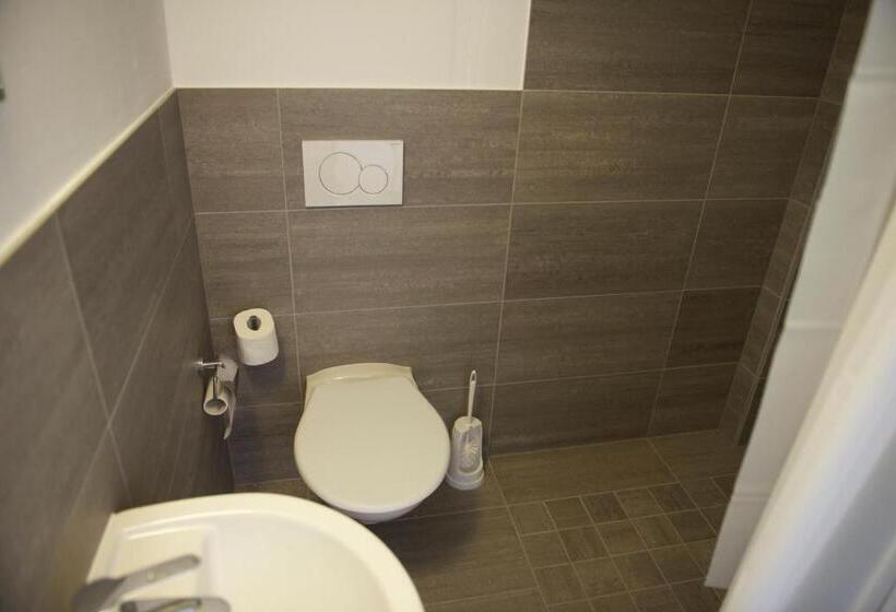 标准三人间外部浴室, Pardo Bar