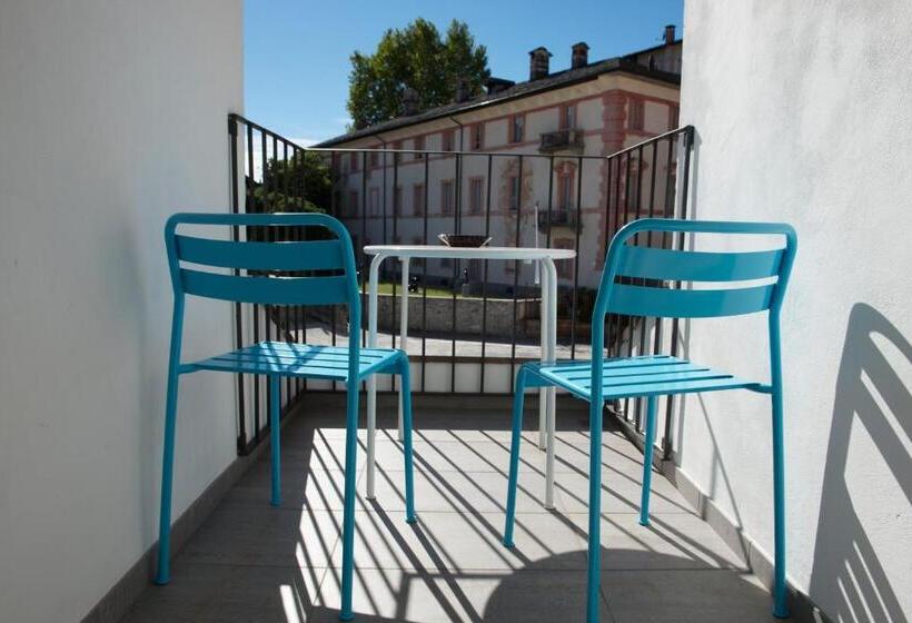 标准三人间外部浴室, Pardo Bar