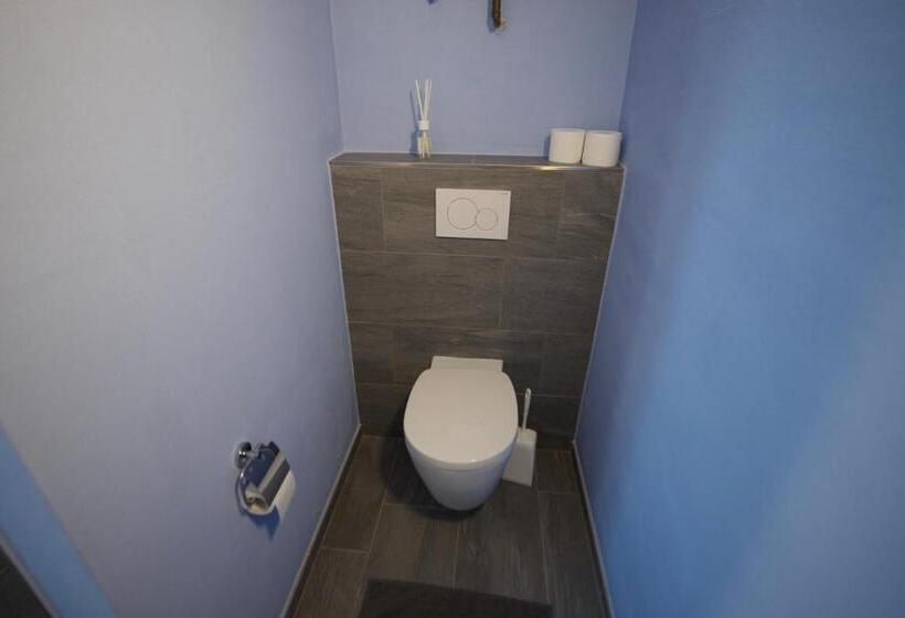 共用房间的床, Pardo Bar