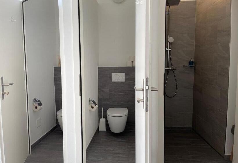 共用房间的床, Pardo Bar