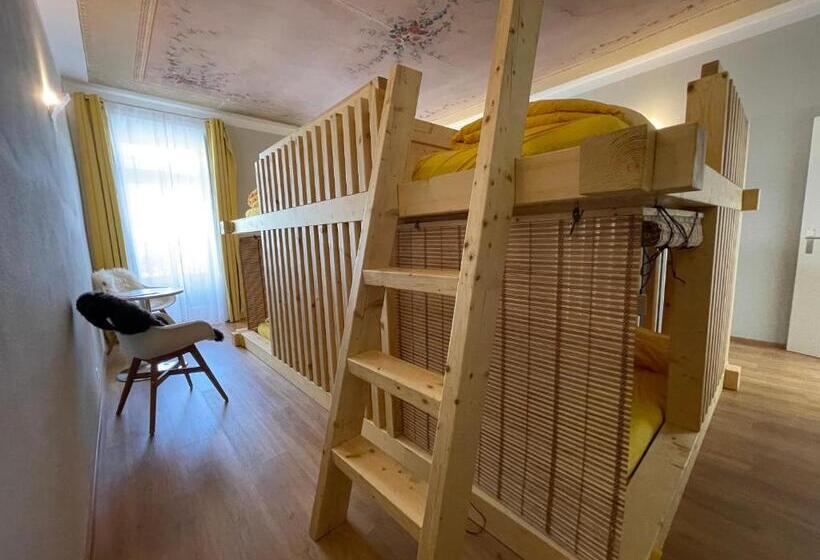 共用房间的床, Pardo Bar