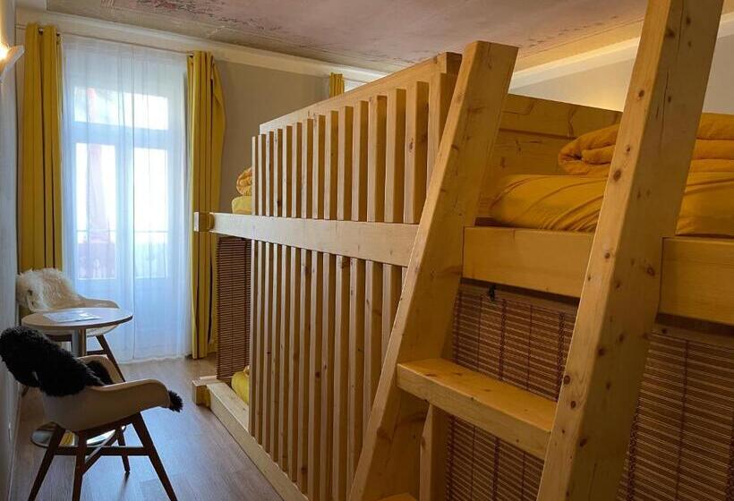 共用房间的床, Pardo Bar