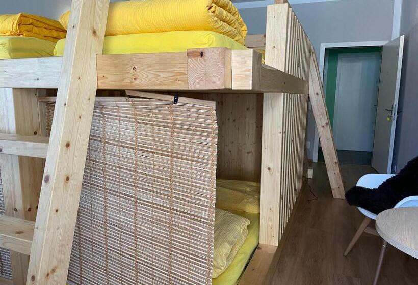 共用房间的床, Pardo Bar