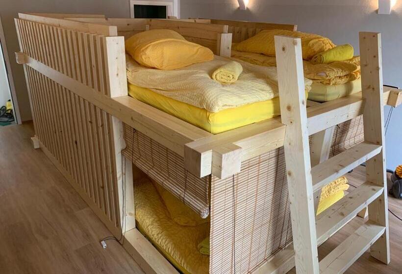 共用房间的床, Pardo Bar