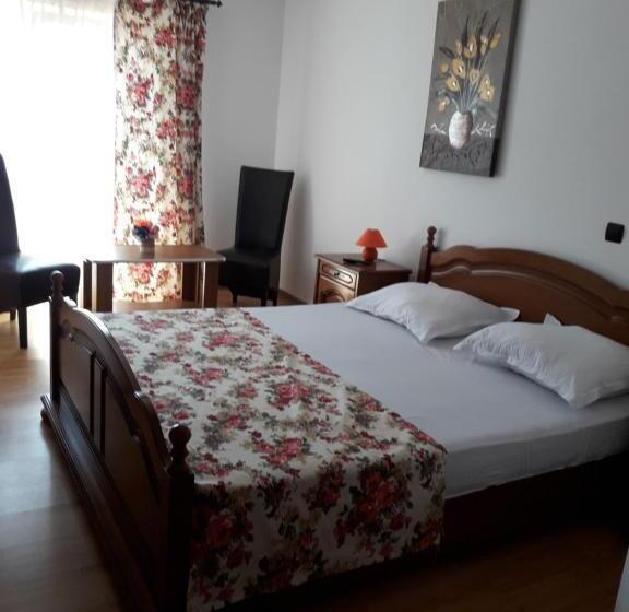 标准间带阳台, Pensiunea Kyfana Zarnesti