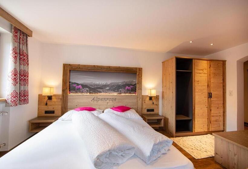 חדר סטנדרט לשלושה עם מרפסת, Pension Alpenrose