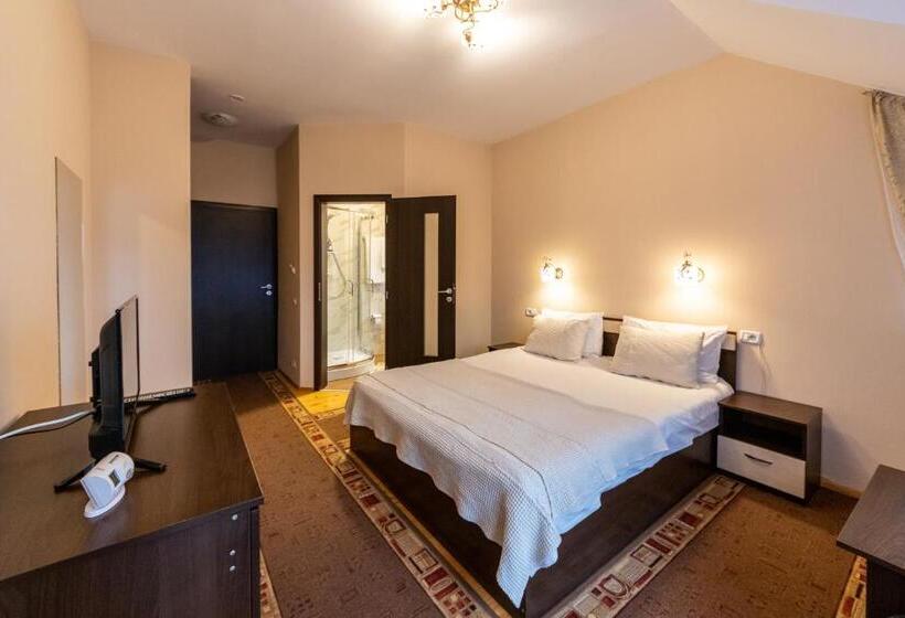 غرفة قياسية مطلة على الجبل, Pension Master