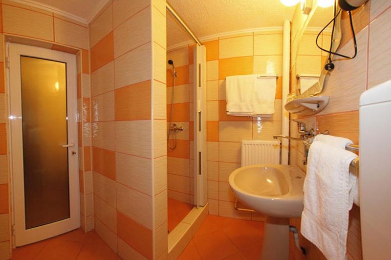 חדר סטנדרט לשלושה, Complex Turistic Caprioara