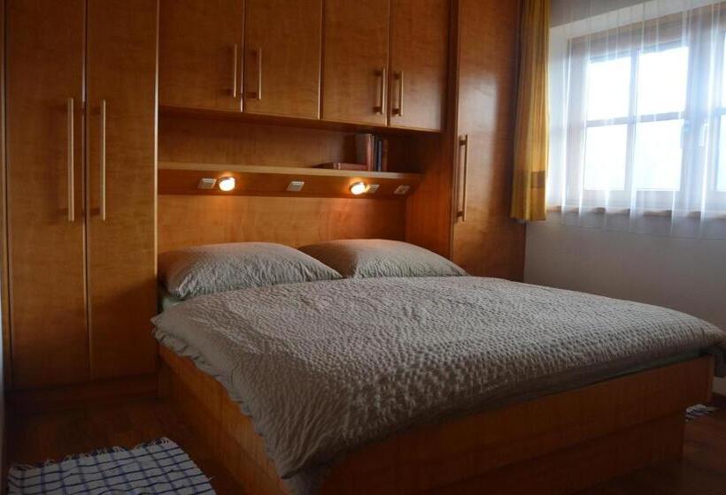 1階の1ベッドルームアパートメント, Fesengut