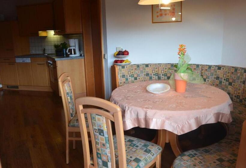 1階の1ベッドルームアパートメント, Fesengut