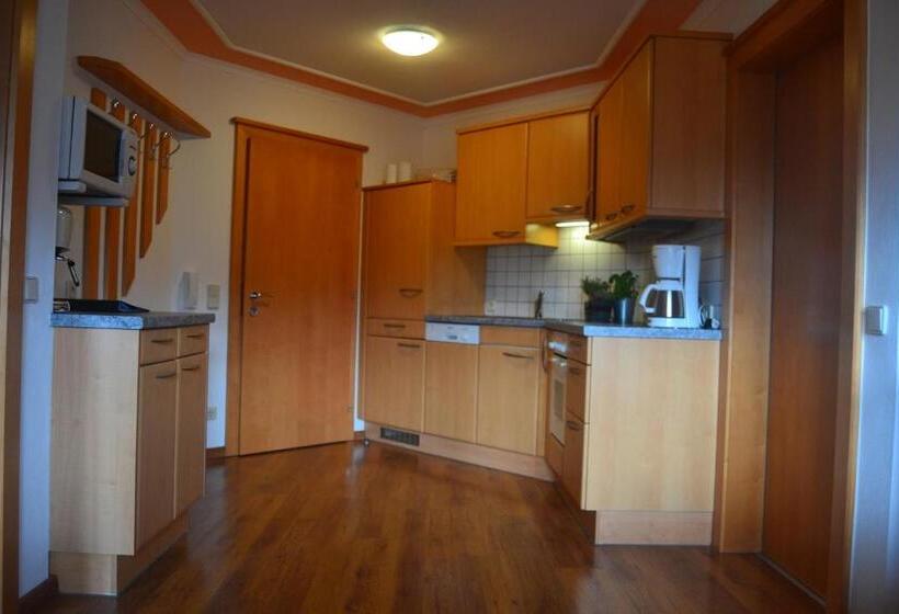 1階の1ベッドルームアパートメント, Fesengut