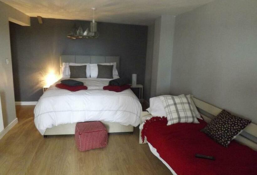 חדר משפחתי דלוקס, The Swallows Guest House