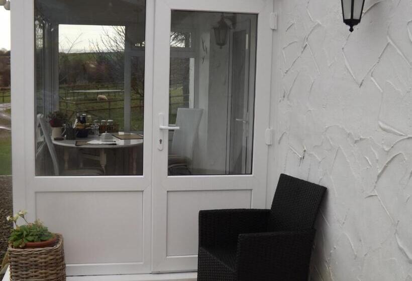 חדר סטנדרט נוף לגינה, The Swallows Guest House