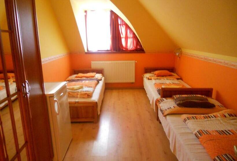 Четырехместный Номер Стандарт, Kertvárosi Vendégház