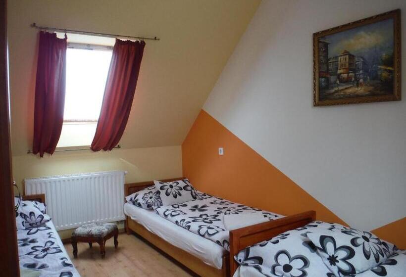 Четырехместный Номер Стандарт, Kertvárosi Vendégház