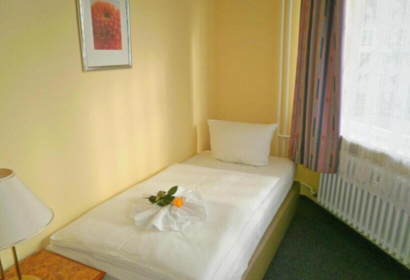 اتاق استاندارد چهارنفره با سرویس بهداشتی مشترک, Amadeus Central