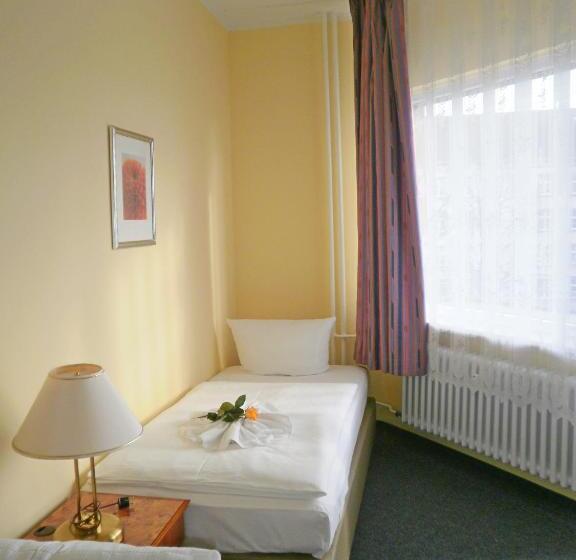 اتاق استاندارد چهارنفره با سرویس بهداشتی مشترک, Amadeus Central