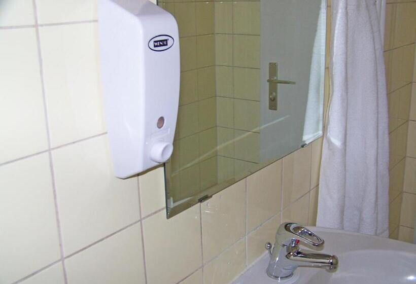 اتاق استاندارد چهارنفره با سرویس بهداشتی مشترک, Amadeus Central