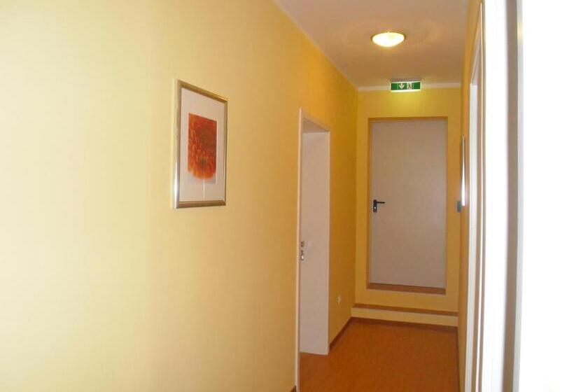 اتاق استاندارد چهارنفره با سرویس بهداشتی مشترک, Amadeus Central